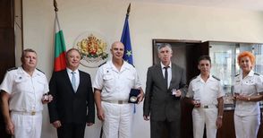 Командирът на флота и висши офицери с отличия от областната управа