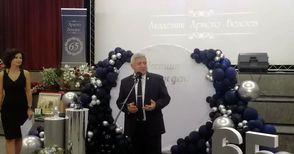 Богинята Нике и златен лик на Света Богородица за 65-ия рожден ден на акад. Христо Белоев