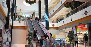 Двама румънци крали 6 пъти от един и същ магазин в Мол Русе