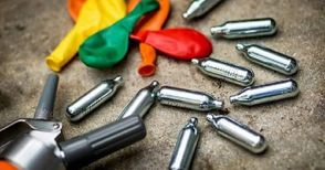 Откриха и децата с балоните райски газ, и дилърите. Печалбата от флакон е до 560 лева