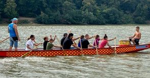 Шоу с драконови лодки на езерото в Николово