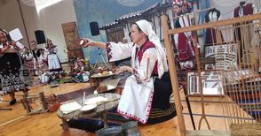 Ученици и учители от разградското училище „Н. Й. Вапцаров“, музейни специалисти и самодейци пресъздадоха обичаите на етнографската група капанци