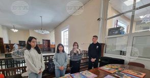 Възпитаници на Природо-математическата гимназия в Кюстендил подредиха изложба в помощ на съученици с финансови затруднения