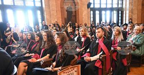 Общо 239 бакалаври и магистри от Факултета по класически и нови филологии на СУ получиха дипломите си за висше образование