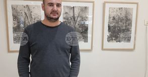 Плевенският график Емил Иванов подреди изложба с творби върху изработена от него хартия