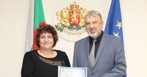 Росица Георгиева удостоена с грамота от областния управител на Русе Драгомир Драганов за изпълнението на здравната програма „Бързи герои 112“