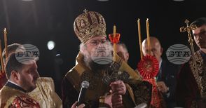 Наместник-председателят на БПЦ - митрополит Григорий, възвести Христовото Възкресение и отправи благослов пред храма "Св. Александър Невски"