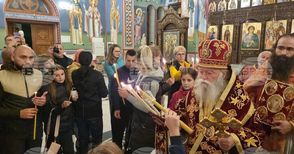 Ловчанският митрополит Гавриил възвести Христовото Възкресение в катедралния храм „Св. св. Кирил и Методий“ в Ловеч