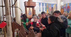 Стотици миряни в Сливен посрещнаха Възкресение Христово в най-новия храм в града - "Света Петка"