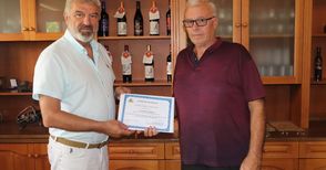 Собственикът на винарната в Нисово с грамота от областния управител