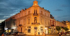Ремонтират сградата с часовника на централния площад