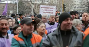 Стотици миньори се събраха на протест пред Министерския съвет срещу предлаганото въвеждане на данък върху добива на подземни богатства