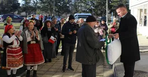 Грамоти и подаръци за най-възрастните именици на Ивановден в Иваново