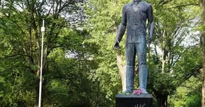 Младежкият гвардейски отряд застава на почетен караул пред паметника на Левски