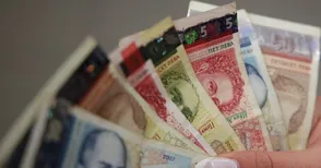Бюджетните заплати се откъсват с близо 500 лева от частния сектор