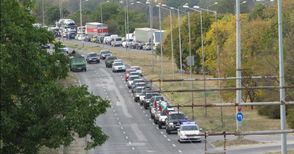 След гасенето на светлини и спиране на музиката ресторантьорите излизат на шествие до Дунав мост