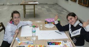 Деца от Европейското рисуват  в Лятно ателие в галерията
