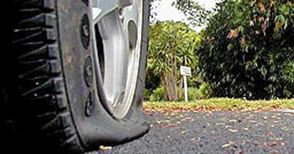 Три коли с нарязани гуми заради борба за паркоместа
