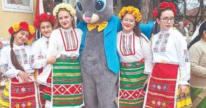 Голям великденски заек стана звезда на пъстър празник в Щръклево