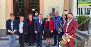 Гимназията по дървообработване откри барелеф на патрона си в чест на 130-ата си годишнина