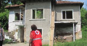 Червеният кръст помага на жена със сринат от дъждовете дом