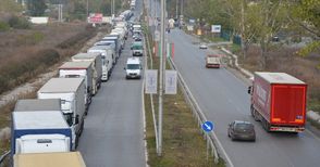 Тировете от отпушената турска граница задръстиха Дунав мост