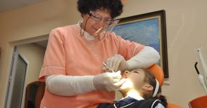 Седем зъболекари в Русенско запечатват детските зъбчета