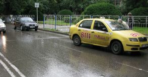 Шофьорка с опел блъсна такси и пешеходец на зебра