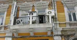 Филигранните каменни балкони на дома на братята Папа Маноли станаха метални
