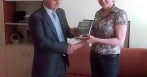 Банка подари българска класика на библиотека „Любен Каравелов“