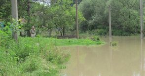 Непочистен канал остави под вода земеделски земи