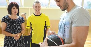 Суперзвездата Филип Виденов откри новата спортна зала в родното си училище