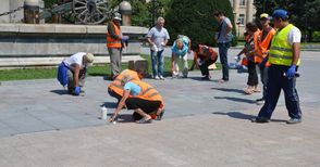 Дузина работници чистят с кореселин площада след Детския панаир