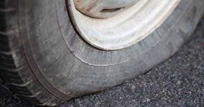 Съсед прободе четирите гуми на бус заради запушен гараж