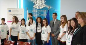 Десетокласници от Русе и Бяла с награди от министър Андреева