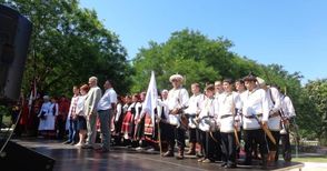 Червеноводци, трансилванци и унгарци играха българско хоро в Ракоцифалва