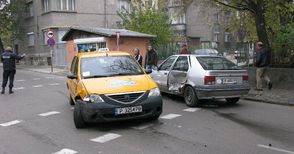 Клиентка на такси пострада в катастрофа