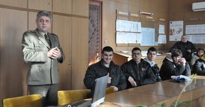 Гимназисти учат за видовете войски и задълженията на България като член на НАТО
