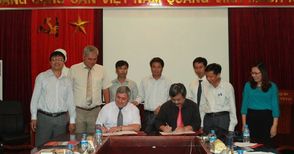 Белоев договори сътрудничество с два университета във Виетнам