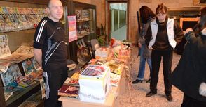 Деца и възрастни помагат на Дамян  с благотворителен базар в библиотеката