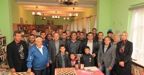 Осмата шахкупа „Бенони“ в ръцете на Тодор Каменов