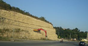 Разбиват скалите край Бяла за разширение на селски път