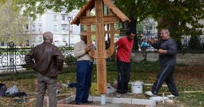 Румънци дариха дърворезбован кръст на храма „Света Троица“