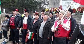 Мъжки хор пя възрожденски песни  пред паметника край село Мечка