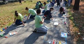 Деца рисуваха красиви сгради върху асфалт