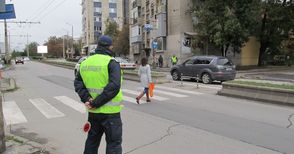 Полицаи пазят пешеходните пътеки на 6 кръстовища