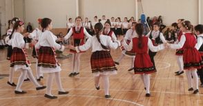 В Европейското почетоха 8 март с фолклорно надиграване