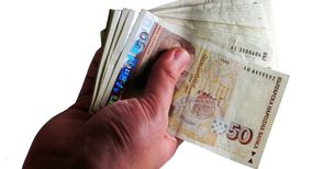 Работещите се топят с над 1200 за година