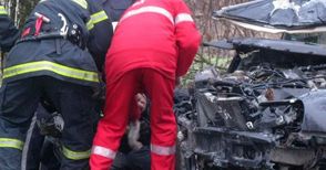 Спасители режат кола, за да извадят затиснат шофьор