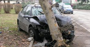 Катастрофирала кола четвърти ден не мърда от мястото на удара
